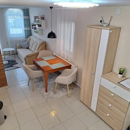 Heviz Holiday Home شقة