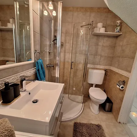 Heviz Holiday Home شقة *